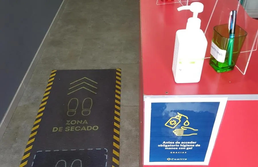 Medidas de seguridad sanitaria en el acceso a una Academia de Idiomas. Foto AECLID