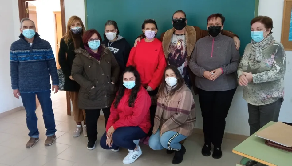 Varias de las mujeres participantes con responsables de Escuelas Campesinas y del Ayuntamiento de Ledesma