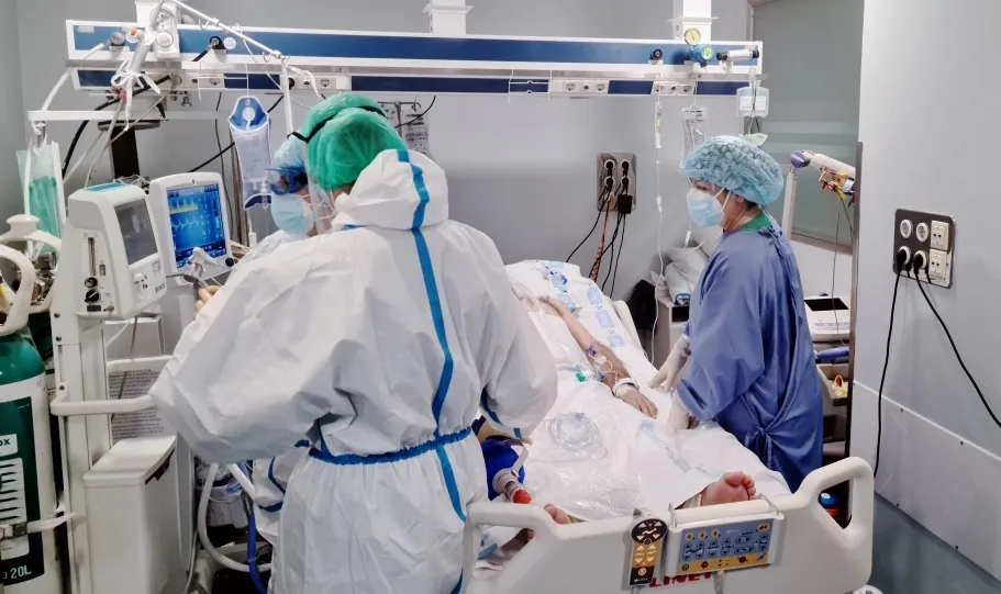 Paciente con coronavirus en la UCI del Hospital Clínico Universitario