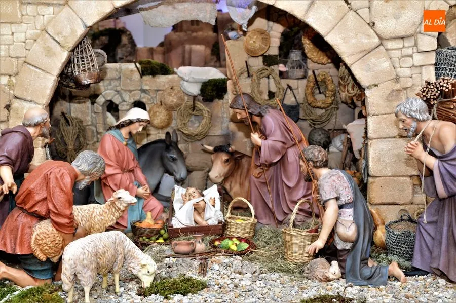 Detalles y figuras del Belén de la Diputación, montado en el patio del palacio de la Salina