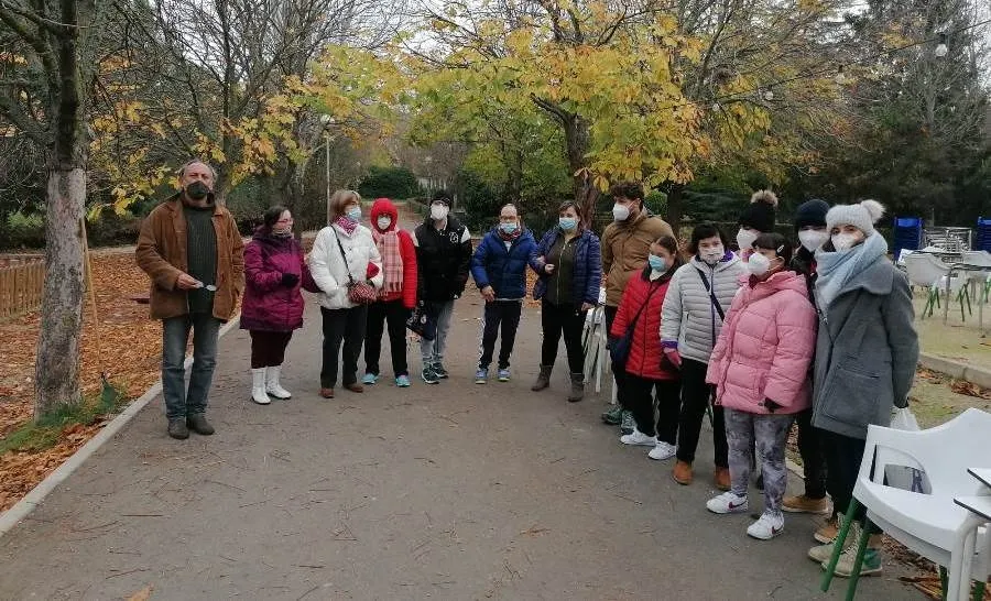 Gabriel García Fernández y Lorenzo González Bustos,  estudiantes de Bellas Artes, junto a integrantes de Insolamis