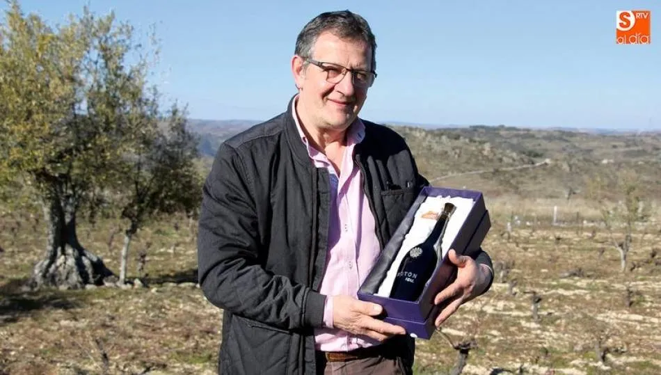 José Luis Flores con Botón Real en uno de los viñedos de Villarino