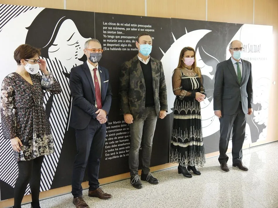 Visita a la exposición ‘Un beso en la frente’ sobre violencia de género que acoge Carbajosa