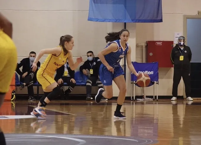 Maite Cazorla sube el balón en el primer partido de la Euroliga / CB Avenida