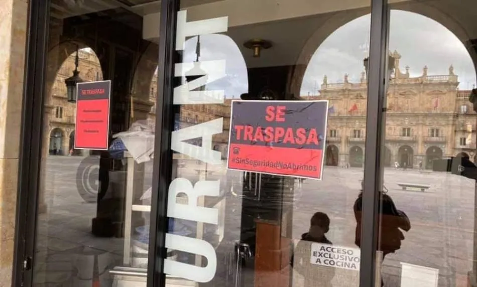 Cartel de se traspasa que la hostelería colocó durante la desescalada