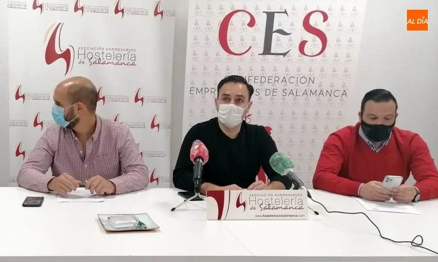 Rueda de prensa de la Asociación de Empresarios de Hostelería de Salamanca, con el presidente Álvaro Juanes, en el centro, junto a Jorge Carlos Moro y Manuel Herrero. Foto de Lydia González