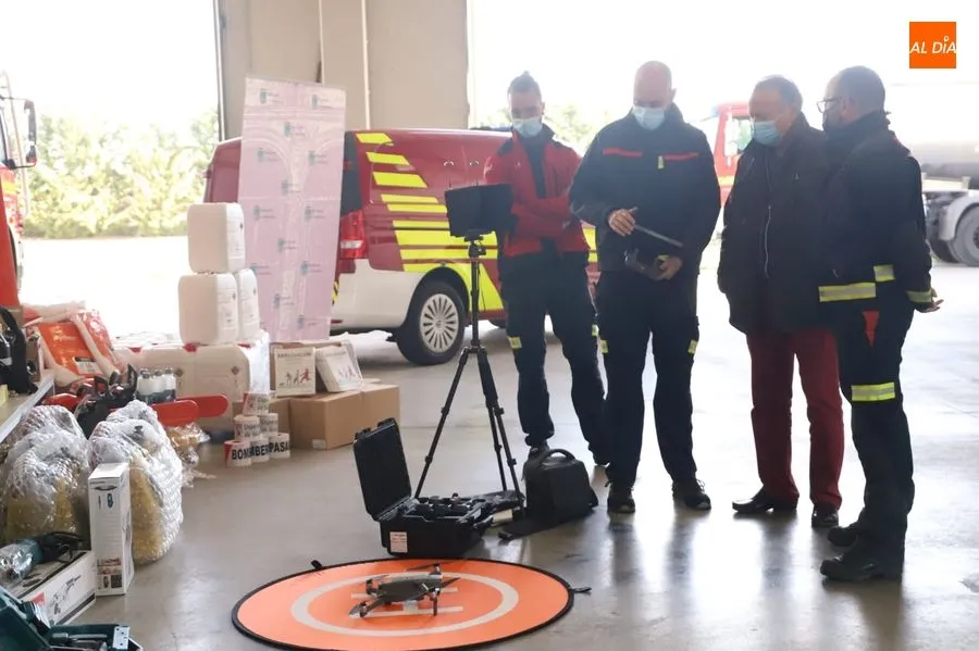 Román Hernández, diputado de Medio Ambiente y Protección Civil, junto a los responsables del Parque Comarcal de Bomberos en Villares de la Reina, en la entrega del nuevo material. Foto Lydia González