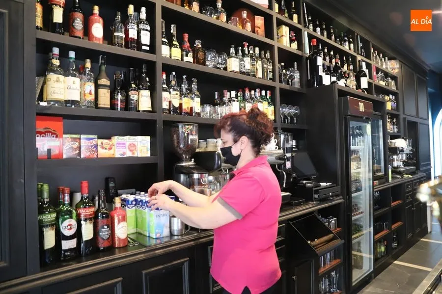 Preparativos en los locales de hostelería de Salamanca para su reapertura. Fotos: Lydia González