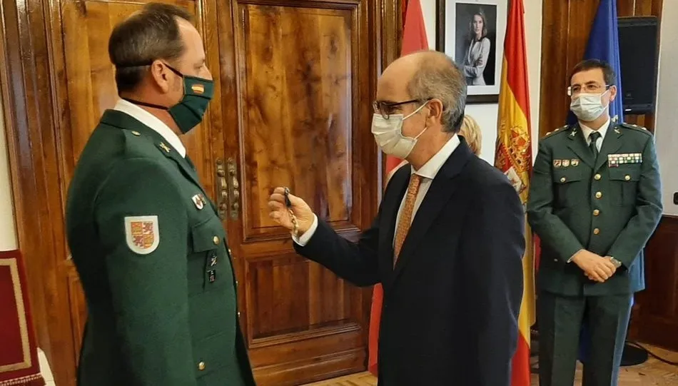 Momento en el que el guardia José Ignacio Hernández recibía la Cruz de Plata de la Orden del Mérito Civilde manos del presidente de la Diputación, Javier Iglesias