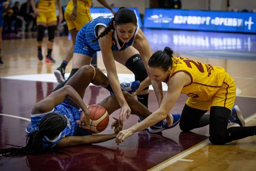 Gajic pelea por un balón / CB Avenida