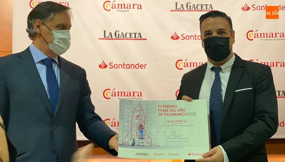 El alcalde de Salamanca (i), Carlos García Carbayo, entregaba el diploma a Sergio Alonso
