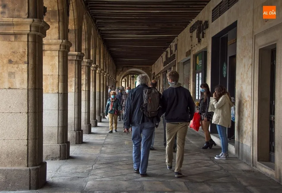 Varios grupos de personas pasean con mascarilla por el centro de Salamanca