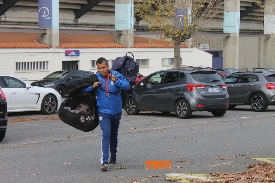 Dueñas, cargado con los balones que utiliza el equipo en un entrenamiento