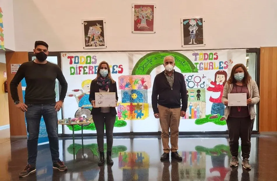Entrega de uno de los premios al CEIP Ciudad de los Niños de Villamayor