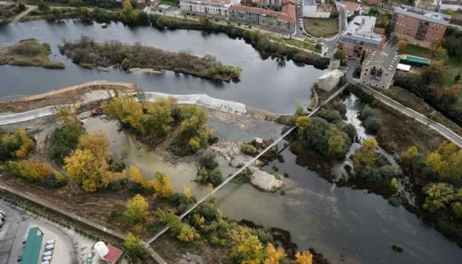 Pasarela junto a la pesquera de Tejares