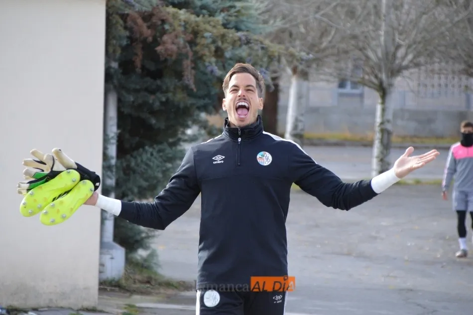 Javi Jiménez llega con mucha alegría al entrenamiento del Salamanca UDS / Carlos Cuervo