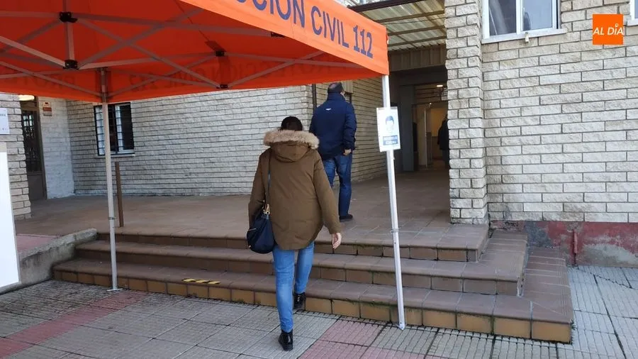 Varios vecinos de Guijuelo acudiendo a realizarse el test