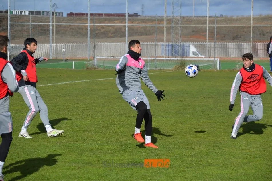 Madrigal controla con el pecho un balón