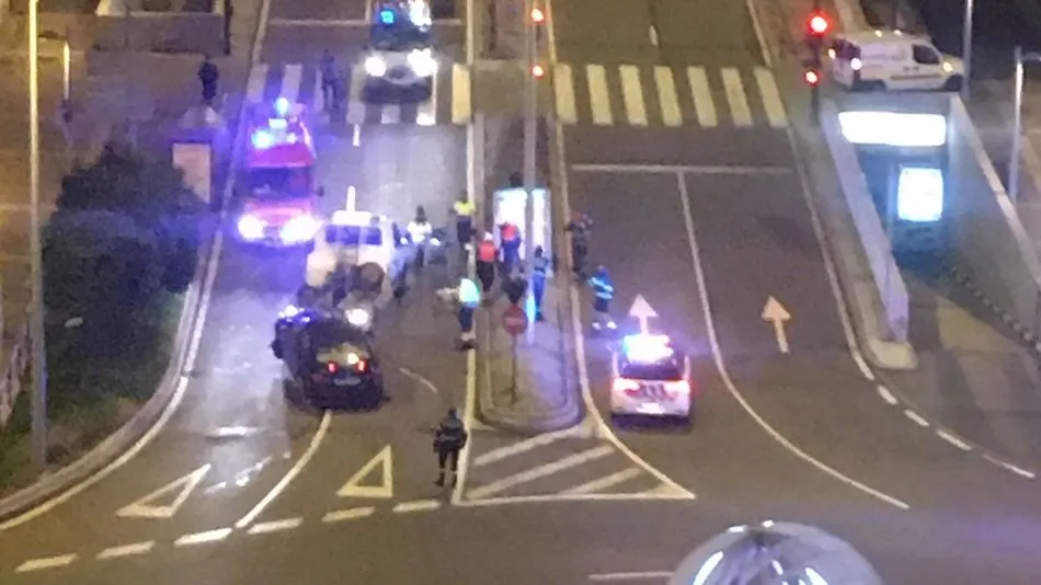 Retirada del vehículo accidentado en la Avenida de Portugal