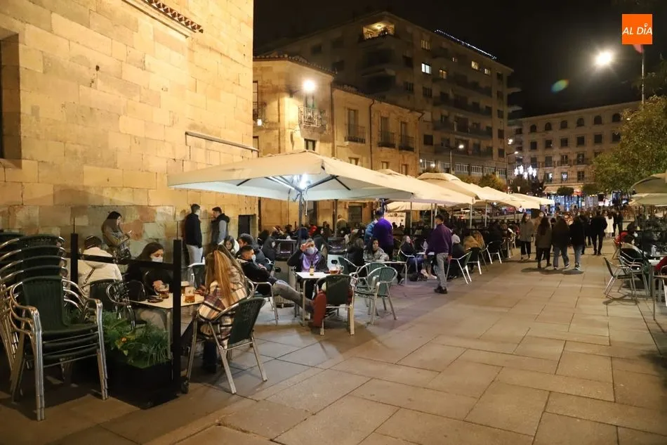 El frío no es impedimento para que el público ocupe las terrazas en Salamanca - Lydia González