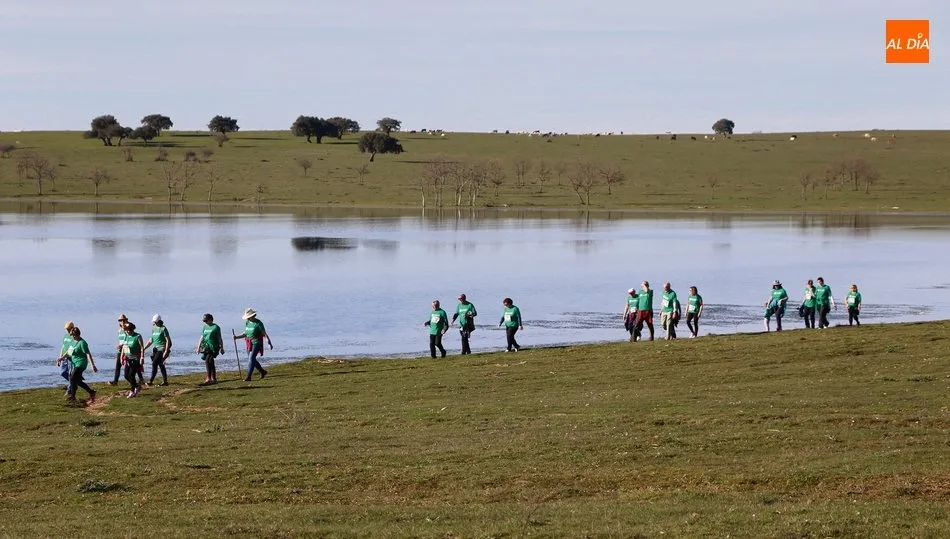 Una de las rutas discurre por la dehesa, un paisaje que también tiene su flora y fauna particular