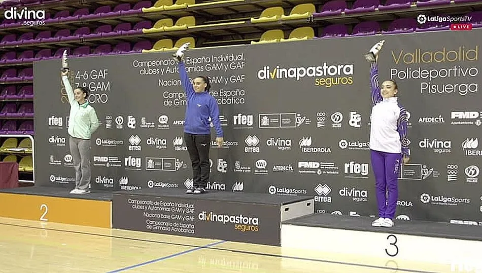 Alba Petisco en el centro del podio como campeona de España senior de Gimnasia Artística