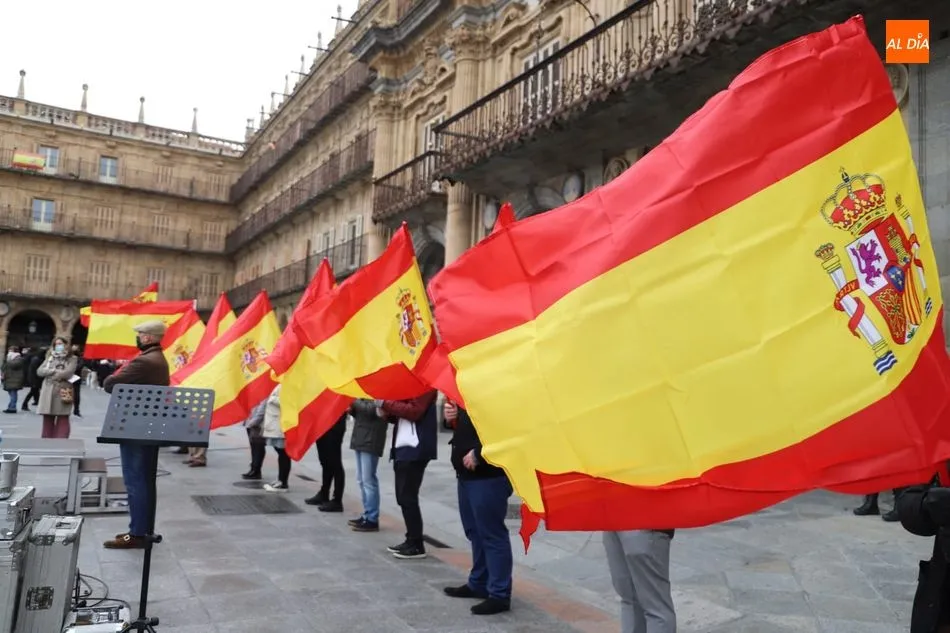 Vox protesta por los ataques a la Constitución Española en la Plaza Mayor de Salamanca 