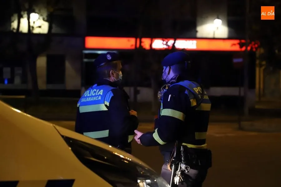 Agentes de la Policía Local de patrulla - Archivo