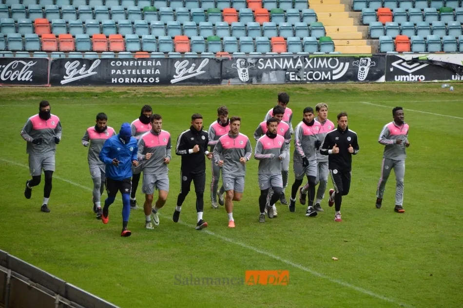 Parte de la plantilla del Salamanca UDS, sobre el Helmántico / Carlos Cuervo