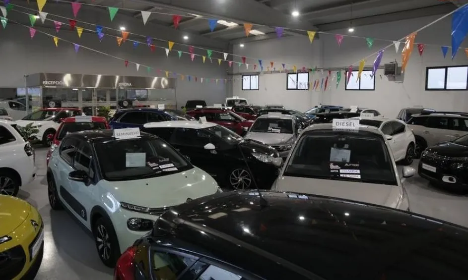 Vehículos de ocasión en un concesionario de Salamanca - Archivo