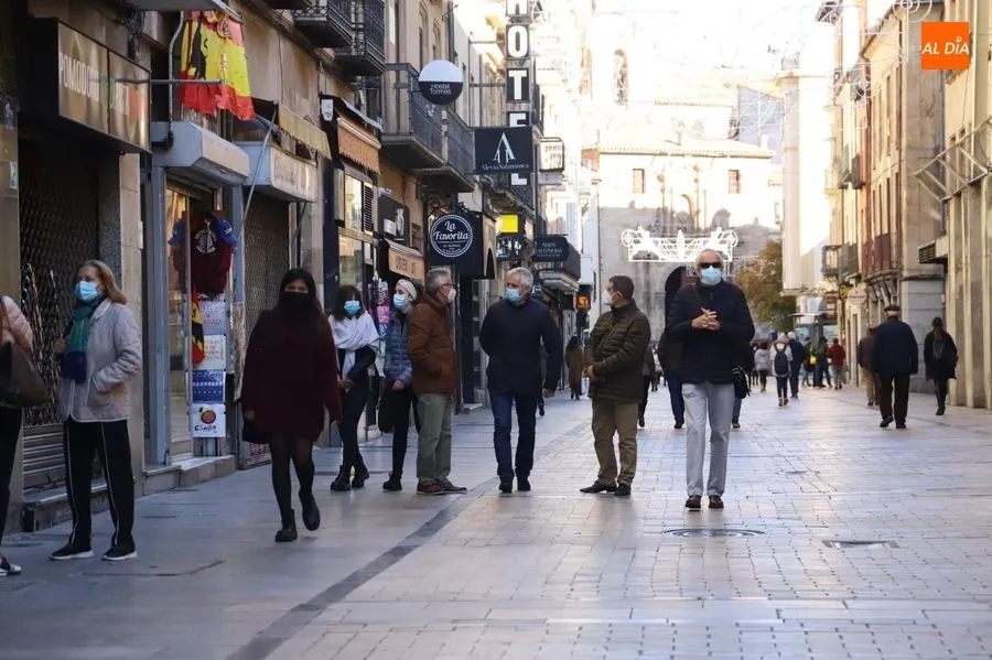 Viandantes en la Rúa Mayor de Salamanca