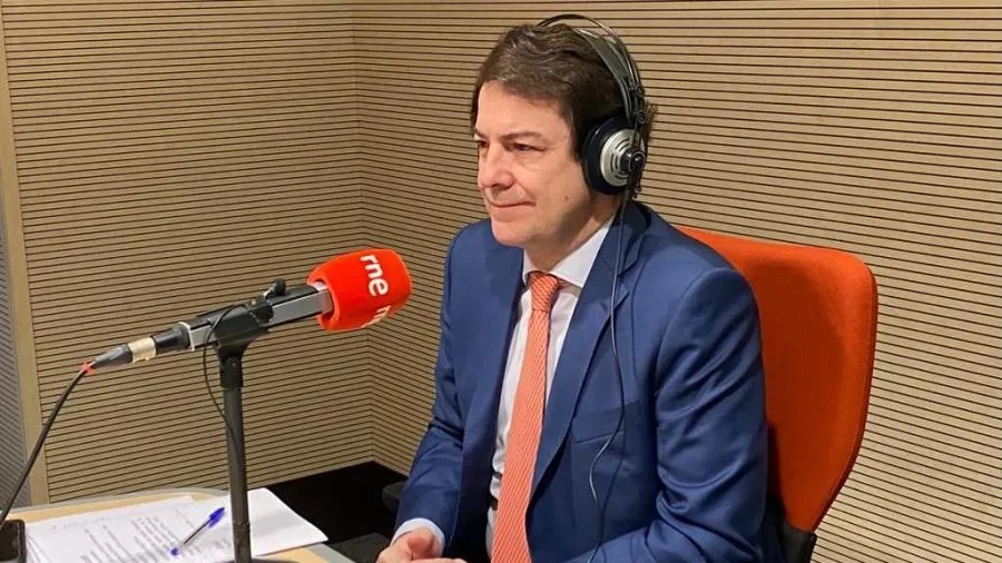 Alfonso Fernández Mañueco, presidente de la Junta de Castilla y León, en los estudios de RNE en Salamanca. Foto RNE