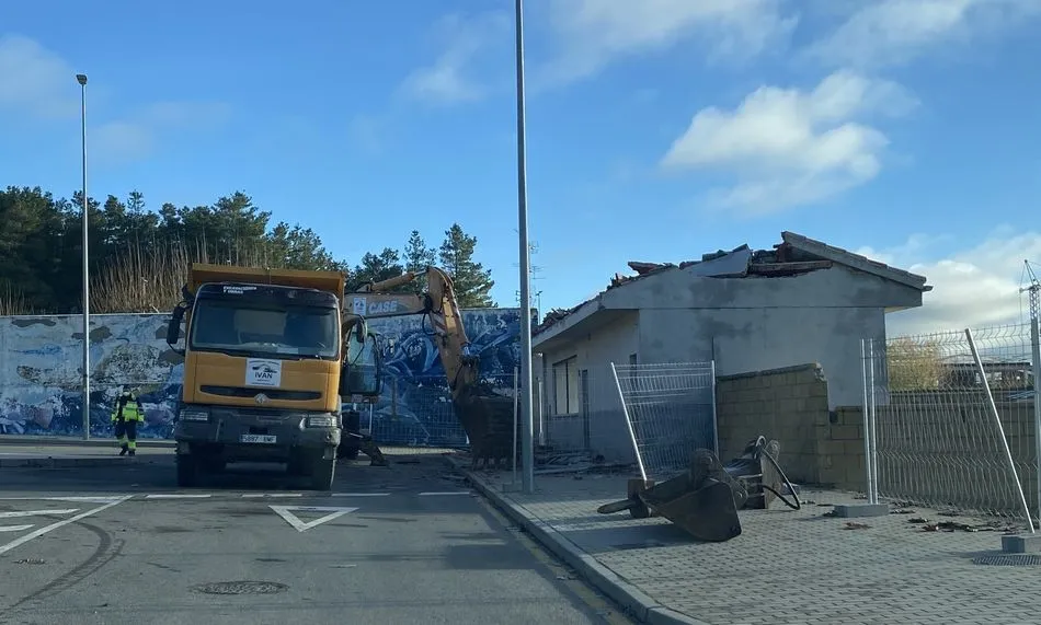 Derribo del antiguo bar de las piscinas municipales de Guijuelo