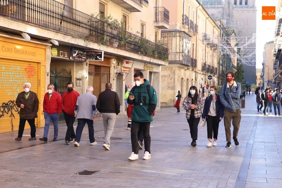 Viandantes en el centro de Salamanca. Foto de archivo