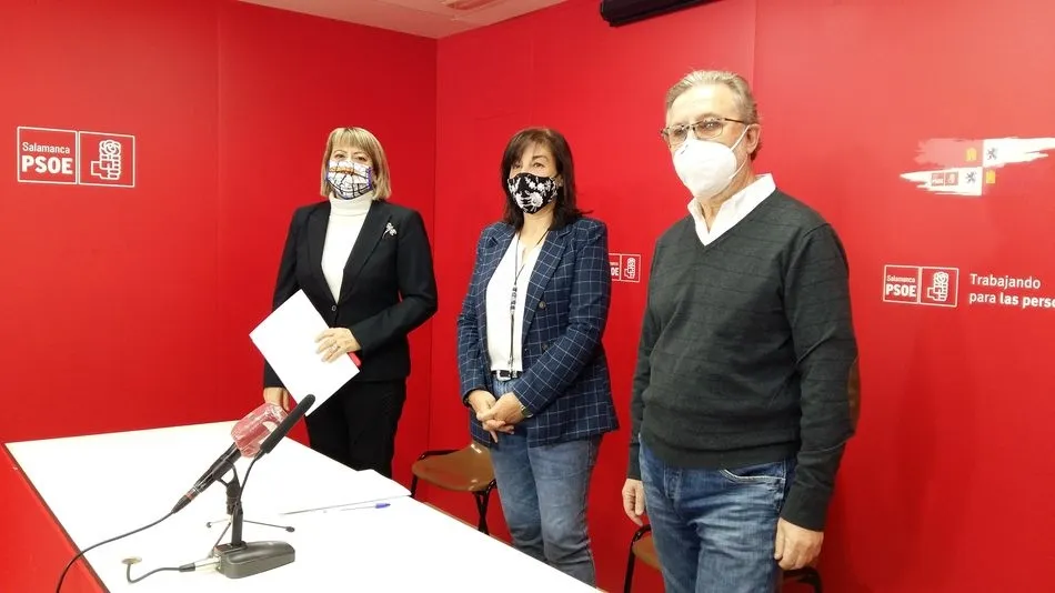 De izq. a dcha., María García, Carmen García y Fidel Francés, en la sede del PSOE de Salamanca