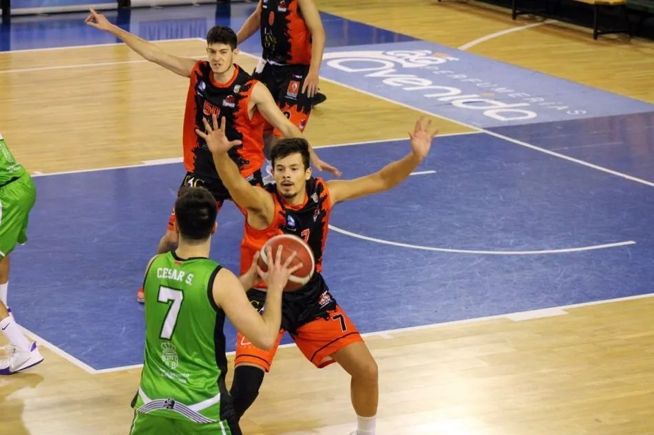 Instante del encuentro frente al Universidad de Valladolid - CB Tormes