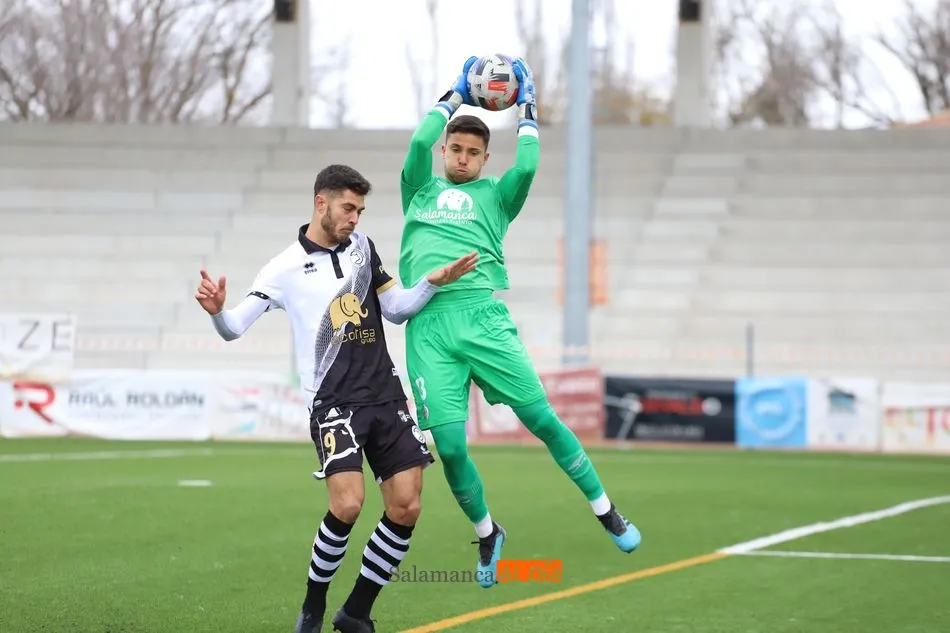 Barbero gana un balón por alto a Aythami / Lydia González
