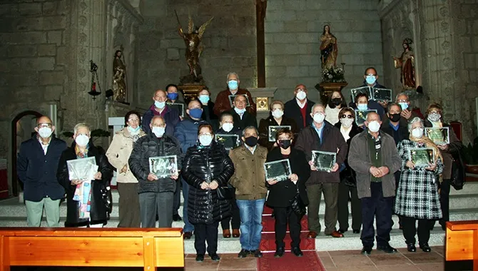 La iglesia parroquial San Miguel Arcángel acogía la celebración de las Bodas de Oro de 16 matrimonios comarcales. Foto: Ines Zancajo