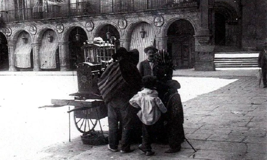 El tradicional barquillero en la Plaza Mayor