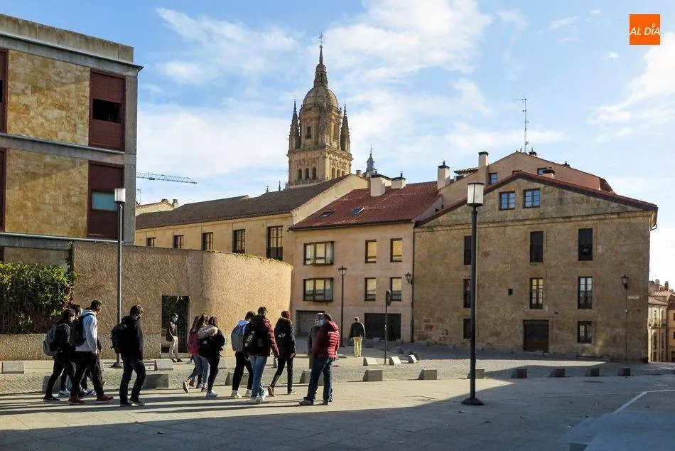 Un grupo de jóvenes pasea por Salamanca