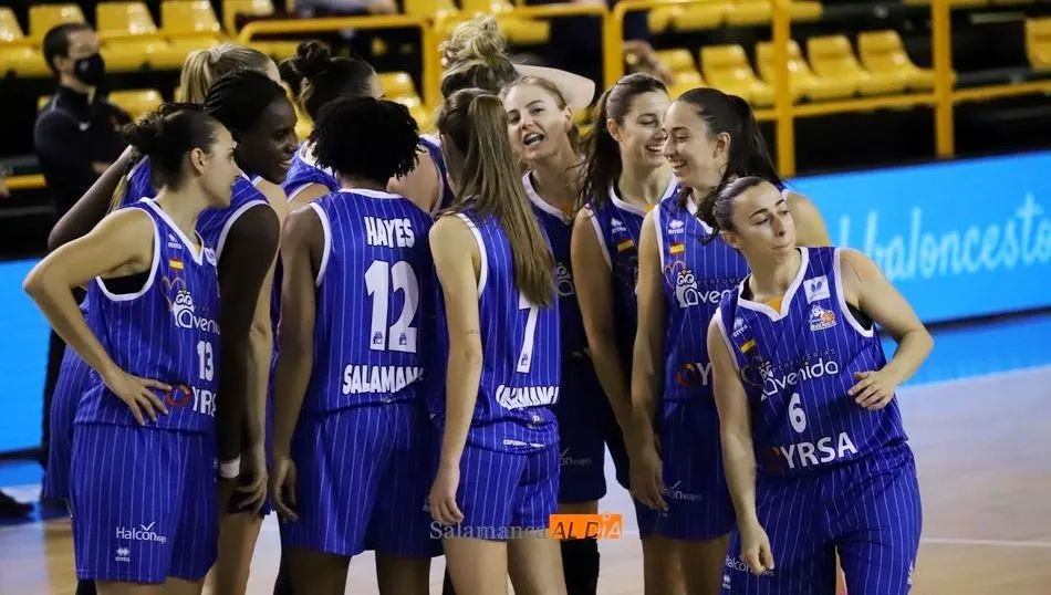 Jugadoras del Avenida en un momento del encuentro del sábado ante el Uni Girona