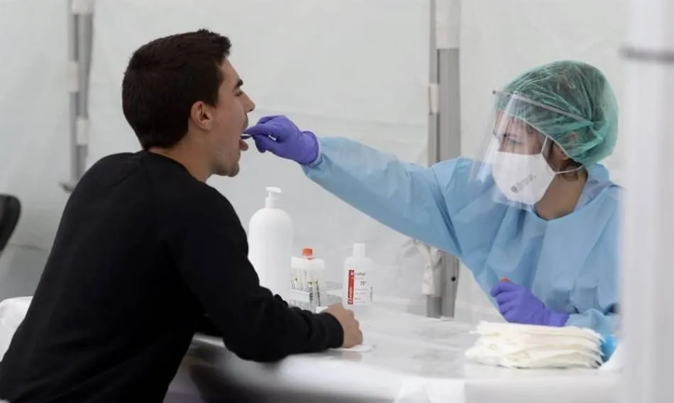 Una enfermera realiza un test PCR para la detección del coronavirus