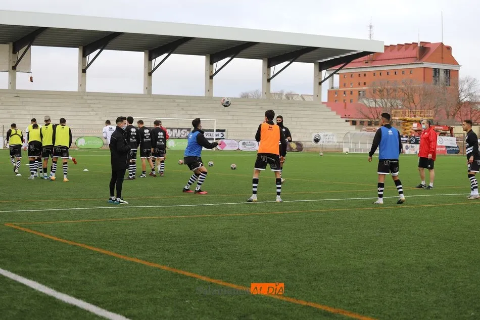 Jugadores de Unionistas en el calentamiento del último partido disputado en el Reina Sofía