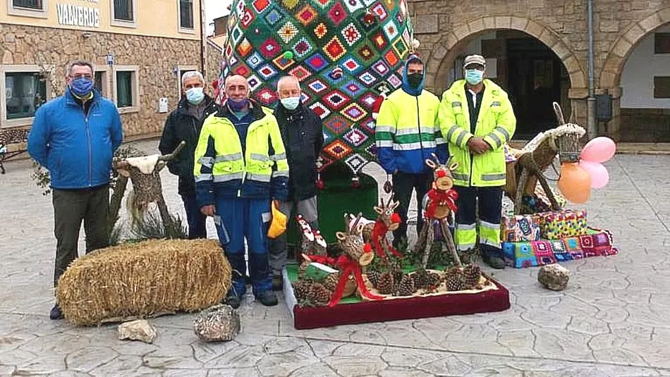Empleados municipales ya varios concejales han instalado los dos árboles realizados por la Asociación de mujeres