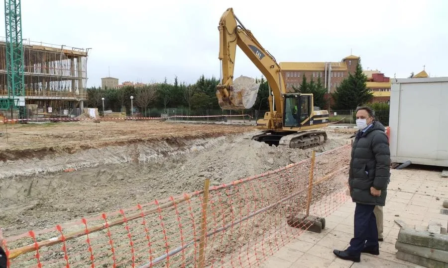 El alcalde de Salamanca, Carlos García Carbayo, observa el inicio de las obras en la promoción de viviendas de Ciudad Jardín. Foto EP