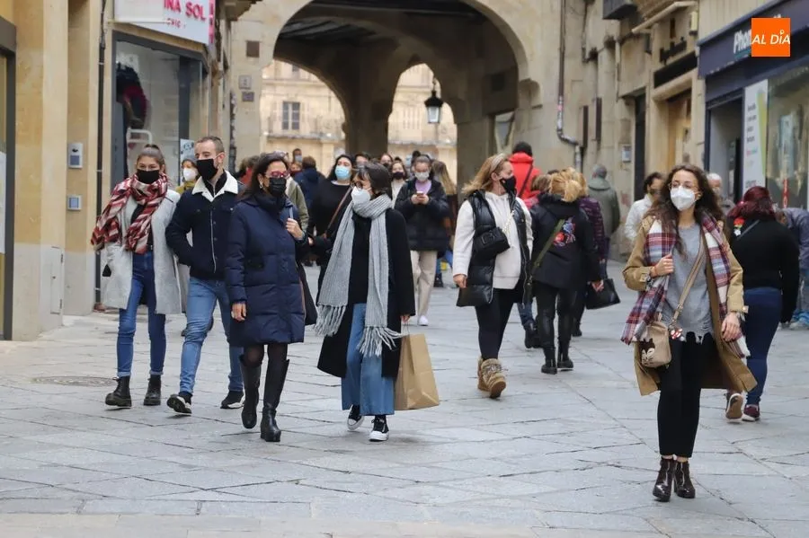 Viandantes en la calle Toro de Salamanca. Foto de archivo