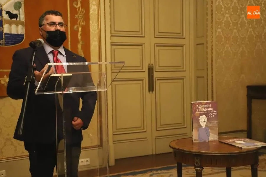 Juan Carlos López Pinto, en la presentación de su libro solidario, ‘Aguamiel y Filigrana’. Foto de Lydia González