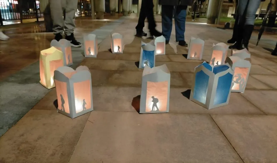 Farolillos iluminados en la Plaza de Barcelona