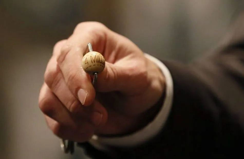 Las bolas de los números y de los premios, de madera de boj