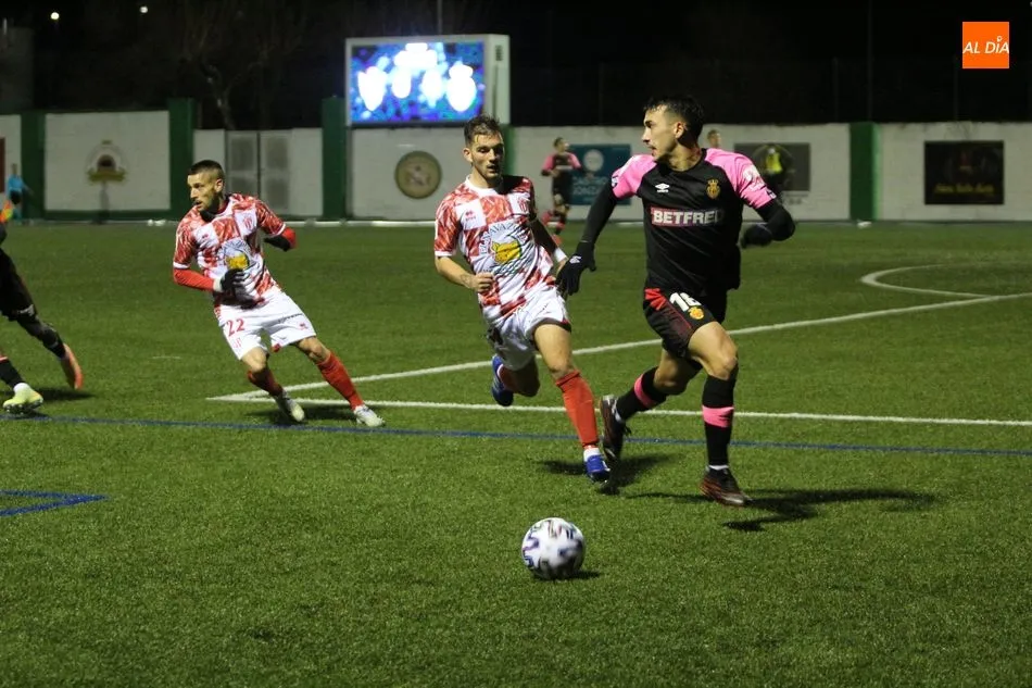 El CD Guijuelo planta cara al líder de Segunda y cae derrotado con la cabeza alta - Kiko Robles